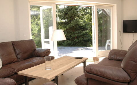 Fernande - 150M from the Sea: Meubilair, Interieur Ontwerp, Flooring, Verdieping, Bankstel, Hout, Woonkamer, Kamer, Tafel, Verlichting