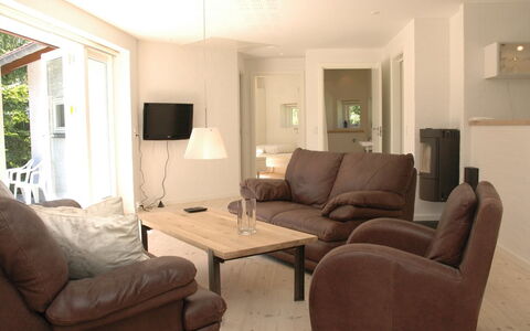 Fernande - 150M from the Sea: Meubilair, Interieur Ontwerp, Flooring, Verdieping, Bankstel, Muur, Woonkamer, Hout, Kamer, Plafond