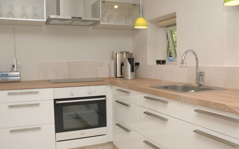 Fernande - 150M from the Sea: Flooring, Countertop, Keuken, Hout, Cabinetry, Interieur Ontwerp, Verdieping, Meubilair, Wastafel, Toestel Van De Keuken