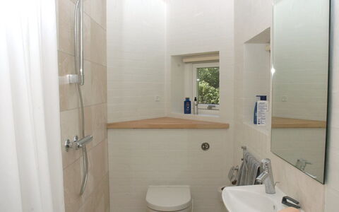 Fernande - 150M from the Sea: Badkamer, Loodgieterswerkinrichting, Muur, Interieur Ontwerp, Toilet, Flooring, Verdieping, Wastafel In De Badkamer, Kraan, Loodgieter