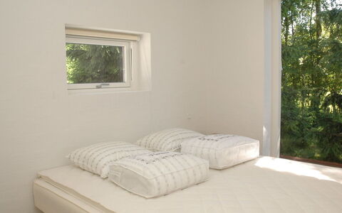 Fernande - 150M from the Sea: Hout, Slaapkamer, Bed, Interieur Ontwerp, Verdieping, Laken, Bedding, Flooring, Meubilair, Huis