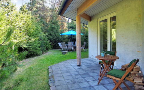 Fernande - 150M from the Sea: Struik, Meubilair, Buitenmeubels, Tuin, Schaduw, Stoel, Groundcover, Verblijf, Veranda, Backyard