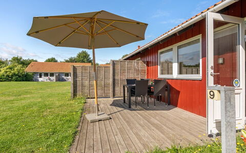 Esther - 700M from the Sea: Dak, Huis, Land Lot, Huis, Verblijf, Landgoed, Garden Gebouwen, Schaduw, Blokhut, Landscaping