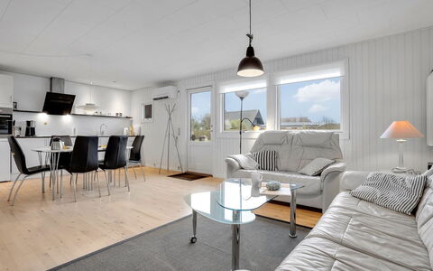 Esther - 700M from the Sea: Appartement, Schaduw, Balkon, Stoel, Hek, Buitenmeubels, Aluminium, Kunstgras