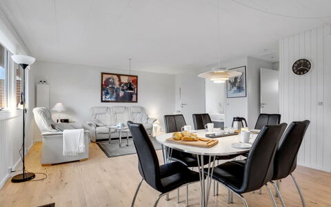 Esther - 700M from the Sea: Appartement, Schaduw, Balkon, Stoel, Hek, Buitenmeubels, Aluminium, Kunstgras