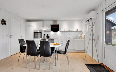 Esther - 700M from the Sea: Appartement, Schaduw, Balkon, Stoel, Hek, Buitenmeubels, Aluminium, Kunstgras