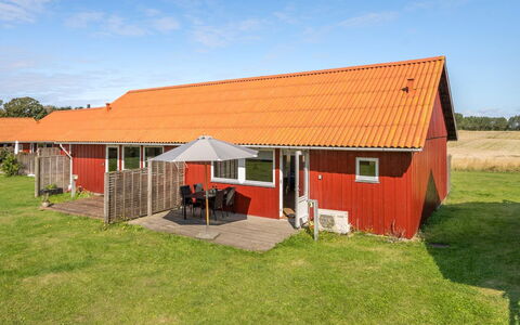 Esther - 700M from the Sea: Dak, Huis, Land Lot, Huis, Verblijf, Landgoed, Garden Gebouwen, Schaduw, Blokhut, Landscaping