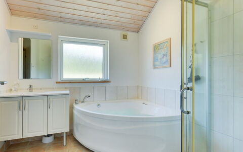 Aksel - 150M from the Sea: Dak, Huis, Land Lot, Huis, Verblijf, Landgoed, Garden Gebouwen, Schaduw, Blokhut, Landscaping