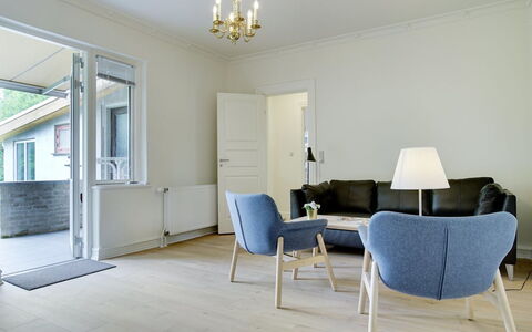 Feikje - 5.5Km from the Sea: Dak, Huis, Deur, Verblijf, Schaduw, Siding, Werf, Landgoed, Backyard