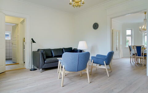 Feikje - 5.5Km from the Sea: Dak, Huis, Deur, Verblijf, Schaduw, Siding, Werf, Landgoed, Backyard