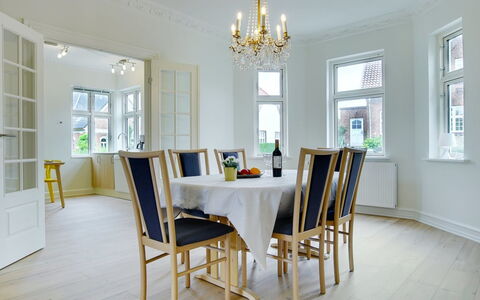 Feikje - 5.5Km from the Sea: Dak, Huis, Deur, Verblijf, Schaduw, Siding, Werf, Landgoed, Backyard