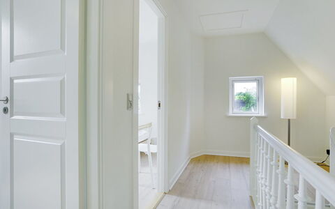 Feikje - 5.5Km from the Sea: Dak, Huis, Deur, Verblijf, Schaduw, Siding, Werf, Landgoed, Backyard