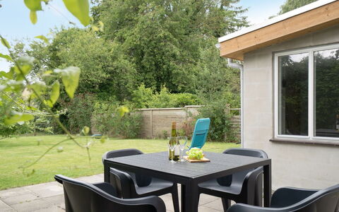 Feikje - 5.5Km from the Sea: Dak, Huis, Deur, Verblijf, Schaduw, Siding, Werf, Landgoed, Backyard