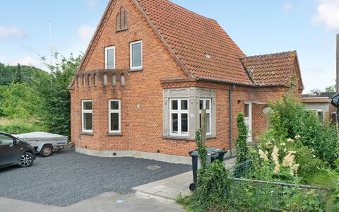 Feikje - 5.5Km from the Sea: Dak, Huis, Deur, Verblijf, Schaduw, Siding, Werf, Landgoed, Backyard