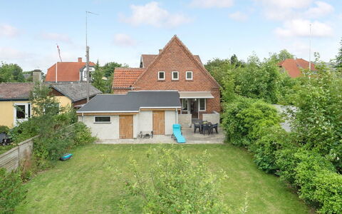 Feikje - 5.5Km from the Sea: Dak, Huis, Deur, Verblijf, Schaduw, Siding, Werf, Landgoed, Backyard