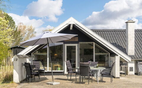 Arnfin - 160M from the Sea: Dak, Huis, Huis, Verblijf, Deur, Siding, Dek, Veranda, Plank, Hardwood