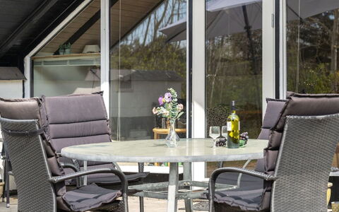 Arnfin - 160M from the Sea: Dak, Huis, Huis, Verblijf, Deur, Siding, Dek, Veranda, Plank, Hardwood