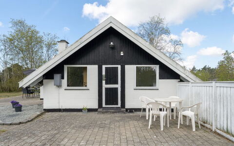 Arnfin - 160M from the Sea: Dak, Huis, Huis, Verblijf, Deur, Siding, Dek, Veranda, Plank, Hardwood
