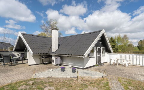 Arnfin - 160M from the Sea: Dak, Huis, Huis, Verblijf, Deur, Siding, Dek, Veranda, Plank, Hardwood