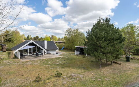 Arnfin - 160M from the Sea: Dak, Huis, Huis, Verblijf, Deur, Siding, Dek, Veranda, Plank, Hardwood