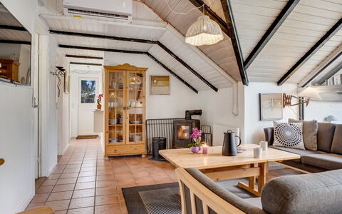 Arnfin - 160M from the Sea: Dak, Huis, Huis, Verblijf, Deur, Siding, Dek, Veranda, Plank, Hardwood