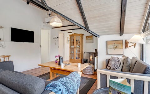 Arnfin - 160M from the Sea: Dak, Huis, Huis, Verblijf, Deur, Siding, Dek, Veranda, Plank, Hardwood