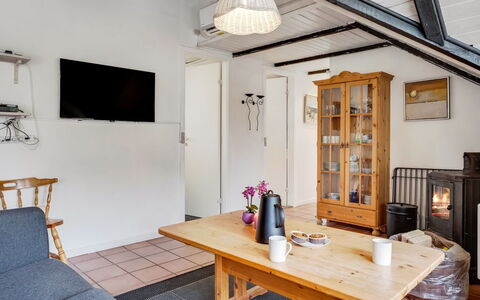 Arnfin - 160M from the Sea: Dak, Huis, Huis, Verblijf, Deur, Siding, Dek, Veranda, Plank, Hardwood