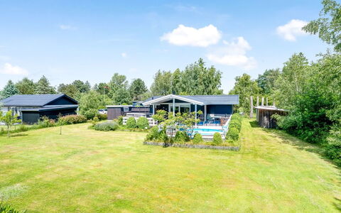 Asmine - 670M from the Sea: Dak, Huis, Huis, Verblijf, Siding, Landgoed, Oprit, Garden Gebouwen, Werf, Schuur