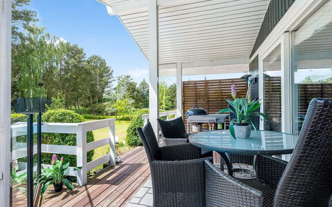 Asmine - 670M from the Sea: Dak, Huis, Huis, Verblijf, Siding, Landgoed, Oprit, Garden Gebouwen, Werf, Schuur