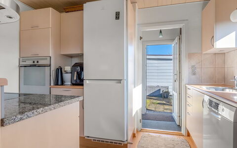 Hattie - 100M from the Sea: Flooring, Verdieping, Major Appliance, Toestel Van De Keuken, Keuken, Interieur Ontwerp, Hout, Houten Vloer, Countertop, Plafond