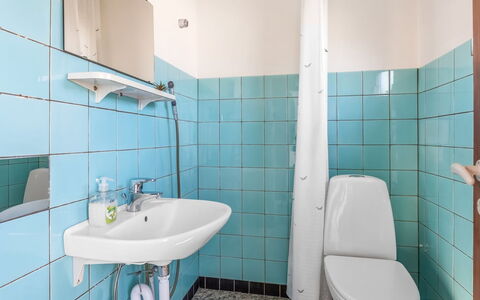Hattie - 100M from the Sea: Badkamer, Loodgieterswerkinrichting, Wastafel In De Badkamer, Flooring, Verdieping, Interieur Ontwerp, Wastafel, Toilet, Kraan, Loodgieter