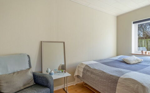 Hattie - 100M from the Sea: Interieur Ontwerp, Verdieping, Flooring, Muur, Meubilair, Bed, Slaapkamer, Hout, Plafond, Kamer