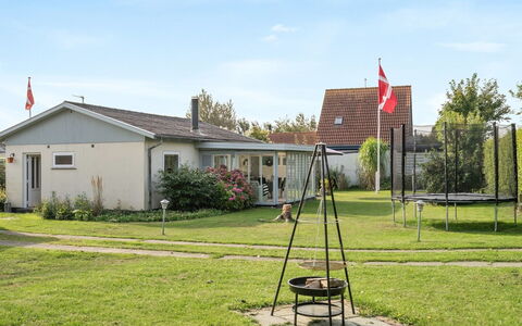 Hattie - 100M from the Sea: Gebouw, Gras, Huis, Dak, Huis, Woongebied, Struik, Gazon, Land Lot