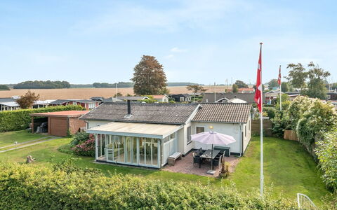 Hattie - 100M from the Sea: Gebouw, Huis, Dak, Woongebied, Huis, Land Lot, Landgoed, Verblijf, Voorstad, Landscaping