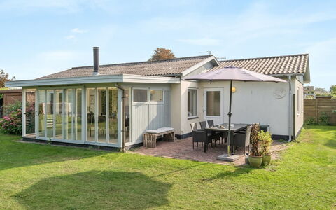 Hattie - 100M from the Sea: Gras, Gebouw, Venster, Huis, Dak, Huis, Woongebied, Veranda, Deur