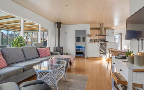 Hattie - 100M from the Sea: Meubilair, Interieur Ontwerp, Flooring, Bankstel, Verdieping, Hout, Plafond, Houten Vloer, Woonkamer, Kamer
