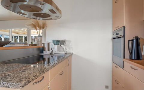 Hattie - 100M from the Sea: Countertop, Keuken, Interieur Ontwerp, Flooring, Toestel Van De Keuken, Cabinetry, Meubilair, Hout, Plafond, Verdieping
