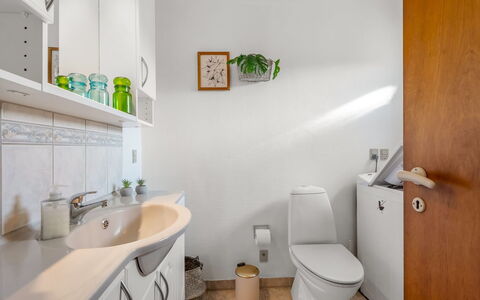 Hattie - 100M from the Sea: Interieur Ontwerp, Loodgieterswerkinrichting, Muur, Flooring, Wastafel, Verdieping, Toilet, Badkamer, Wc Bril, Wastafel In De Badkamer
