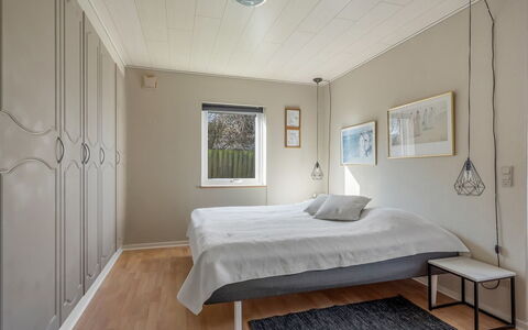 Hattie - 100M from the Sea: Meubilair, Bed, Interieur Ontwerp, Slaapkamer, Flooring, Verdieping, Hout, Plafond, Laken, Bedding