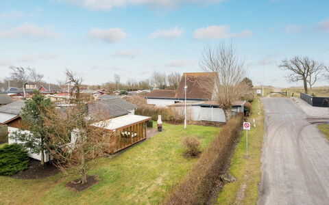 Hattie - 100M from the Sea: Lucht, Gras, Woongebied, Huis, Dak, Huis, Struik, Landschap, Landelijk Gebied