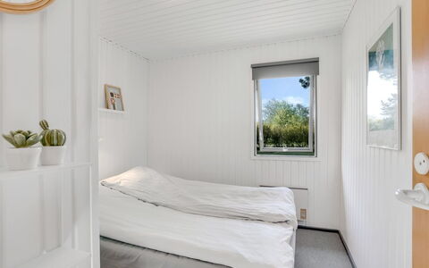 Lars - 250M from the Sea: Muur, Hout, Verdieping, Slaapkamer, Huis, Deur, Plafond, Bed, Bedding, Laken