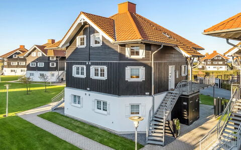 Nikica - 350M from the Sea: Architectuur, Dak, Huis, Samengesteld Materiaal, Daylighting, Siding, Oprit