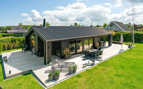 Kjell - 100M from the Sea: Blauw, Struik, Verblijf, Groundcover, Tuin, Landgoed, Schaduw, Landscaping, Boerderij, Eco Hotel