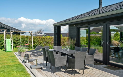 Kjell - 100M from the Sea: Blauw, Struik, Verblijf, Groundcover, Tuin, Landgoed, Schaduw, Landscaping, Boerderij, Eco Hotel