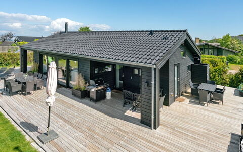 Kjell - 100M from the Sea: Blauw, Struik, Verblijf, Groundcover, Tuin, Landgoed, Schaduw, Landscaping, Boerderij, Eco Hotel