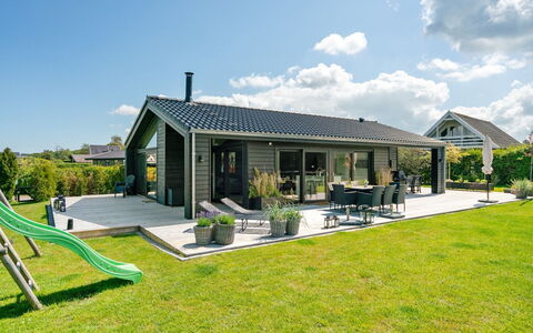 Kjell - 100M from the Sea: Blauw, Struik, Verblijf, Groundcover, Tuin, Landgoed, Schaduw, Landscaping, Boerderij, Eco Hotel