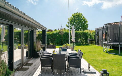 Kjell - 100M from the Sea: Blauw, Struik, Verblijf, Groundcover, Tuin, Landgoed, Schaduw, Landscaping, Boerderij, Eco Hotel