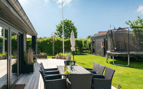 Kjell - 100M from the Sea: Blauw, Struik, Verblijf, Groundcover, Tuin, Landgoed, Schaduw, Landscaping, Boerderij, Eco Hotel