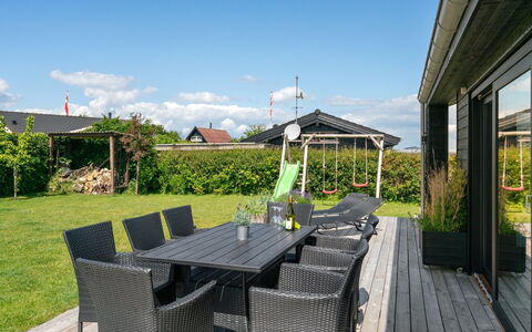 Kjell - 100M from the Sea: Blauw, Struik, Verblijf, Groundcover, Tuin, Landgoed, Schaduw, Landscaping, Boerderij, Eco Hotel