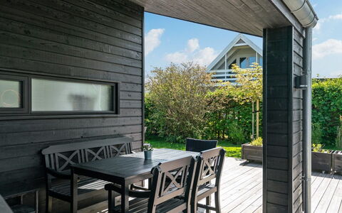 Kjell - 100M from the Sea: Blauw, Struik, Verblijf, Groundcover, Tuin, Landgoed, Schaduw, Landscaping, Boerderij, Eco Hotel